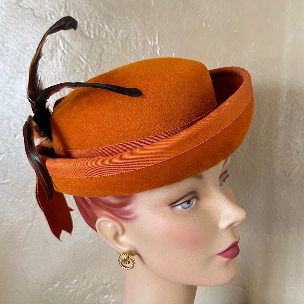 BEAUTIFUL 1970s' PUMPKIN COLOR FURRY FELT HAT - GROSGRAIN TRIM & CURLY FEATHERS